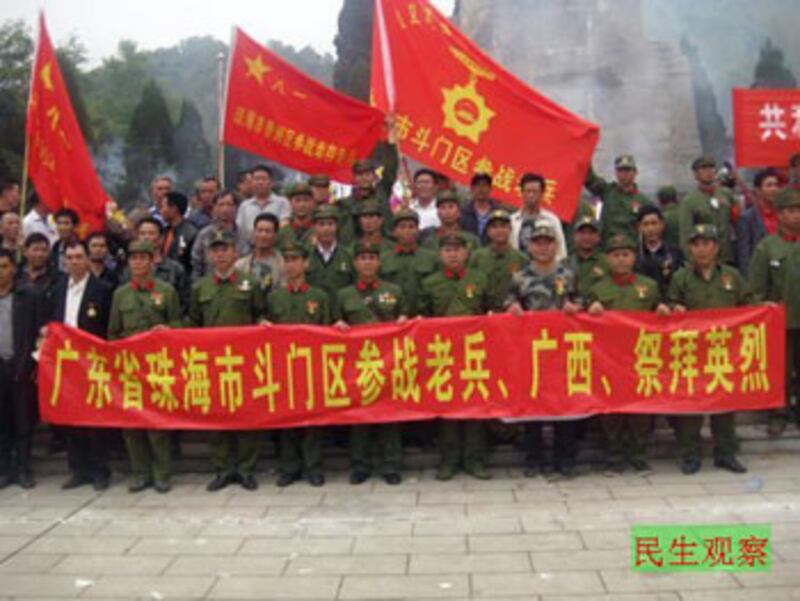 2013年3月28日，各地越戰老兵在廣西烈士陵園紀念越戰中犧牲的戰友。（相片來自民生觀察）