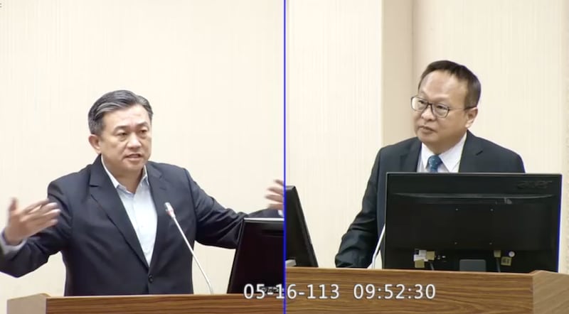 2024年5月16日,台湾的民进党籍立法委员王定宇(左)在立法院质询国安局副局长柯承亨(右)。(台湾的立法院直播截图)