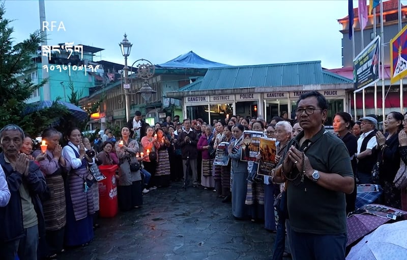 འབྲས་ལྗོངས་ཀྱི་རྒྱལ་ས་སྒང་ཏོག་ཏུ་བོད་མི་ཚོས་མར་མེའི་མཆོད་འབུལ་གནང་པར་ས་གནས་ཡུལ་མིས་མཉམ་ཞུགས་གནང་པ། ༢༠༢༦།༠༧།༢༩