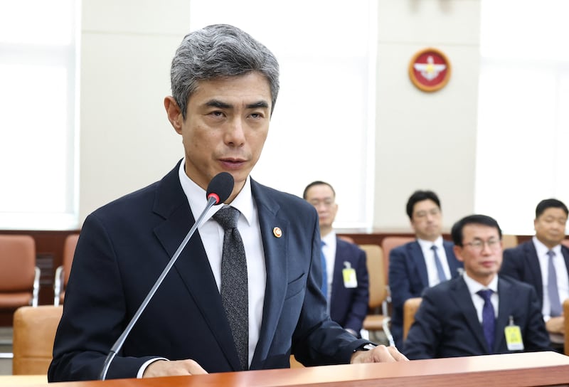 강신철 국방부 장관(왼쪽)이 29일 서울 여의도 국회에서 열린 국방위원회 전체회의에 출석해 비무장지대(DMZ) 지뢰 폭발 사고 관련 질의에 답변하고 있다.