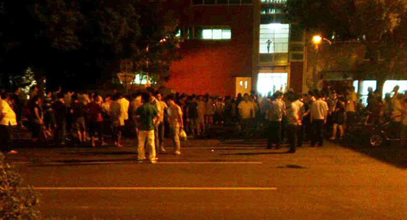 2013年8月19日,江蘇省蘇州市樓氏電子廠數百員工連續多天罷工,抗議老闆搬廠拒賠償。(工人攝)