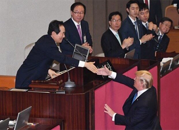 도널드 트럼프 미국 대통령이 8일 오전 국회 본회의장에서 1993년 7월 빌 클린턴 대통령에 이어 24년 만에 국회연설을 마치고 정세균 국회의장과 인사하고 있다. 