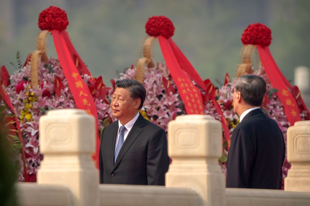 2022年9月30日,中共总书记习近平等中央政治局常委,以及党政要员到天安门广场向纪念碑献花篮。