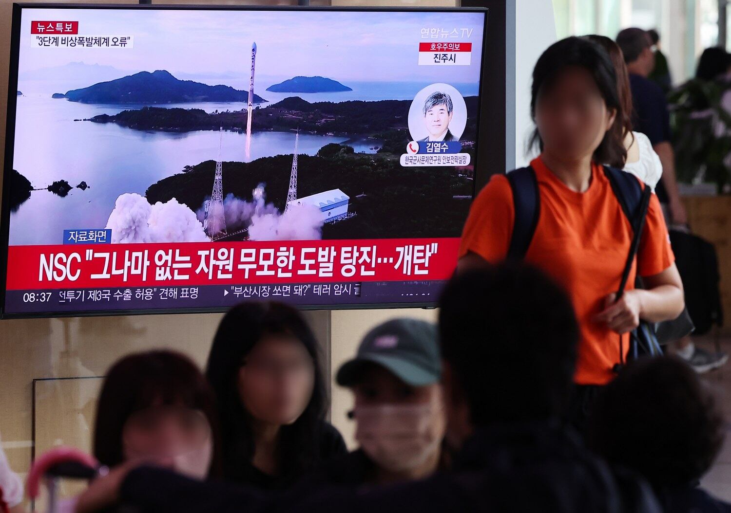 사진은 지난 24 서울역 대합실에서 북한의 우주발사체 발사 관련 뉴스가 방송되고 있는 모습.