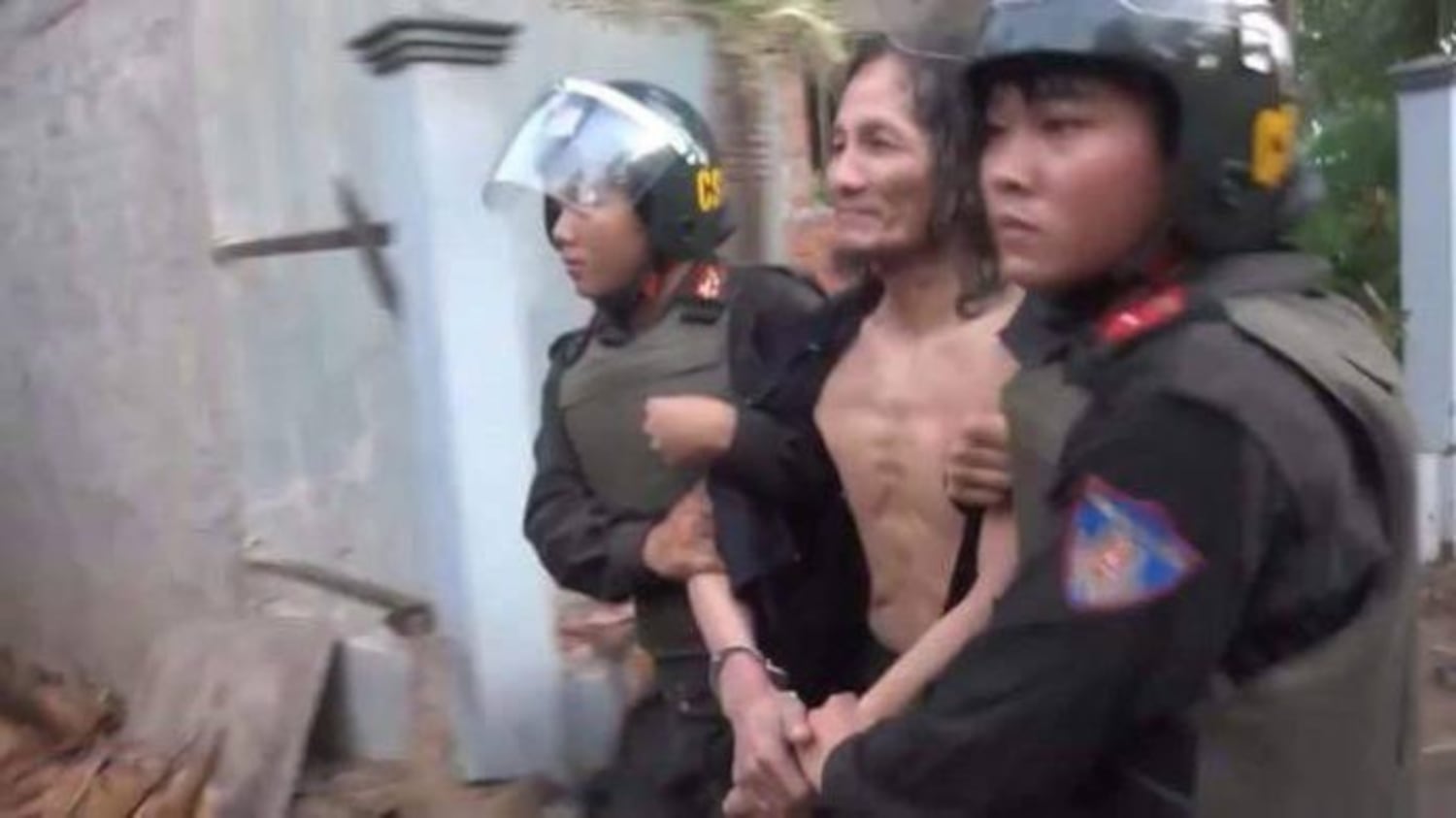 Công an bắt ông Vương Văn Thả hôm 18/5/2017