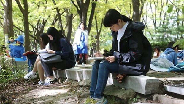 한글날인 지난달 9일 서울 남산도서관에서 열린 남산백일장에 참가한 학생들이 원고지에 글을 쓰고 있다. 