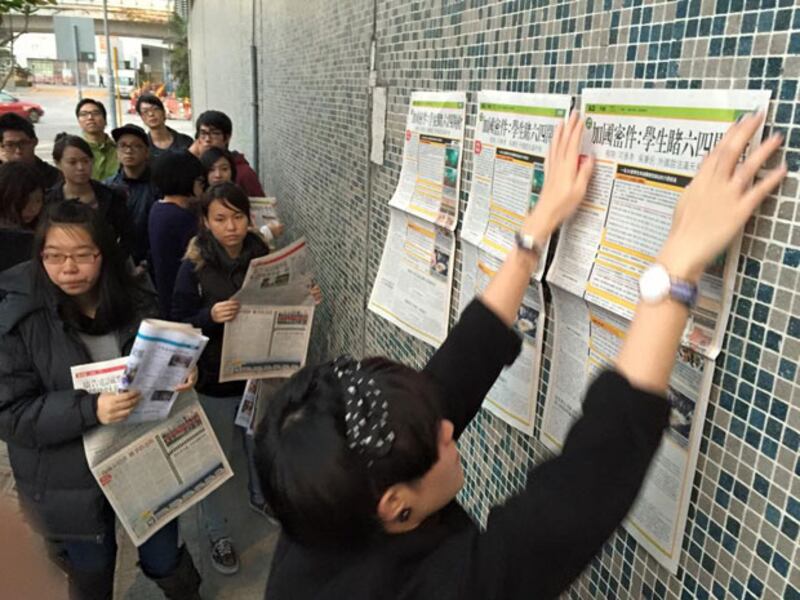 員工把原本是頭條的六四報道版面,張貼在報社大樓外。(明報職工協會Facebook)