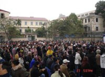Vietnamese_Catholics_ToaKhamSu_200.jpg