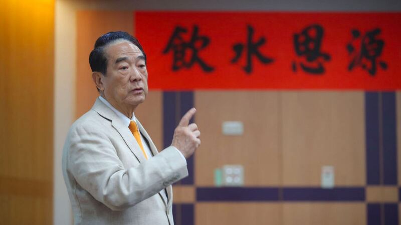 亲民党主席宋楚瑜对“韩国瑜台湾中邪说”表示愤怒。(亲民党提供)