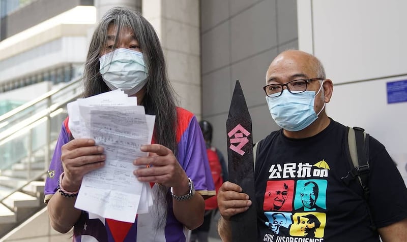 梁國雄（圖左）由於正面對「初選案」審訊，周三未能親身出庭，法庭接納他的書面認罪。（社民連Facebook圖片）
