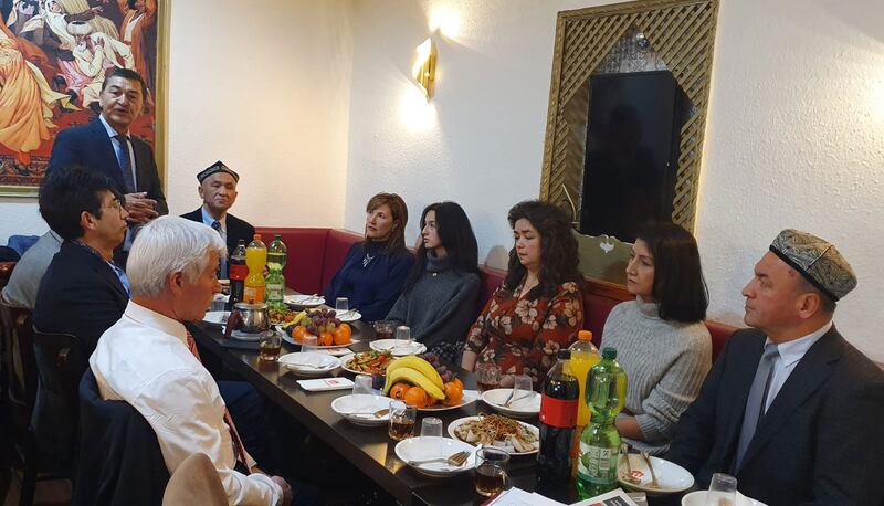 گوللاندىيەدىن كەلگەن قەلبىنۇر سىدىق(ئوڭدىن بىرىنچى) ۋە فىرانسىيەدىن كەلگەن گۈلباھار خاتىۋاجى(ئوڭدىن ئۈچىنچى) خانىملار «دىيانەت ئىشلىرى تۈرك ئىسلام بىرلىكى» ناملىق تۈرك تەشكىلاتىدا گۇۋاھلىق بەرگەندىن كېيىن خۇلاسە يىغىنى. 2021-يىلى 8-نويابىر، گېرمانىيە.