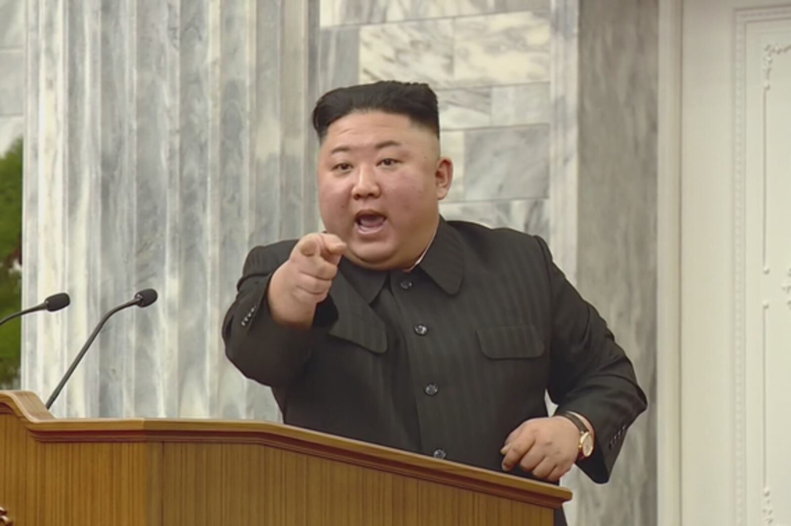 북한 노동당 중앙위원회 전원회의가 나흘간의 일정 끝에 지난 11일 종료됐다고 조선중앙TV가 지난 2021년 2월 12일 보도했다. 김정은 총비서가 올해 인민경제목표의 미흡한 지점을 조목조목 지적했다. 참가자들이 회의장 정면의 화면을 바라보고 있다.