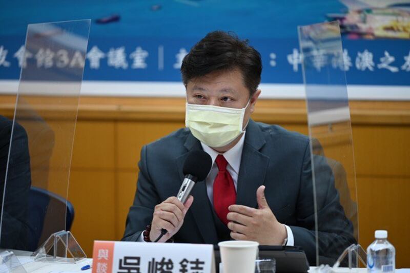 民进党中国事务部主任吴峻鋕解读李家超当选特首后,香港已经澳门化。(记者 黄春梅摄)