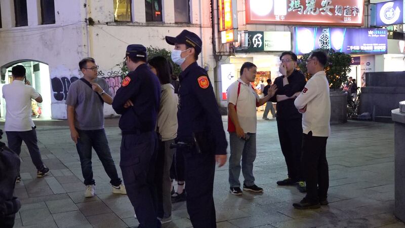 因應10月1日在台港人活動被中國人滋擾,今次有約20名警察在街站一帶戒備。(程皓楠攝)