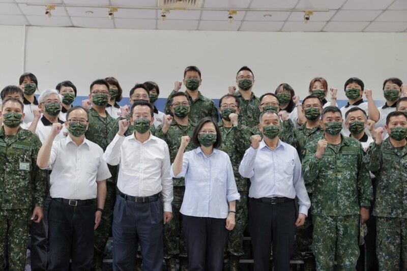蔡英文在端午节前夕视导并听取官兵介绍武器装备。(截图自蔡英文脸书)