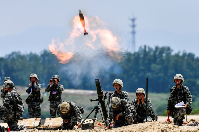 资料图片:2021年5月22日,解放军士兵在安徽省的实弹演习中发射迫击炮弹。(VIA REUTERS)