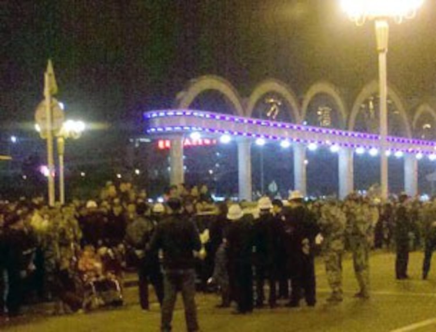 图片：深圳城管殴打残疾卖唱人惹民愤，遭千人围堵。（中国茉莉花革命网）