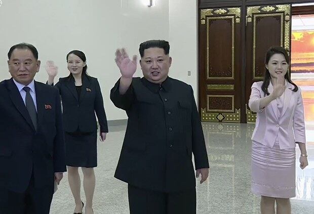사진은 6일 만찬이 끝난 뒤 북측이 마련한 차량에 탑승한 특사단을 배웅하는 장면. 왼쪽부터 김영철 노동당 중앙위원회 부위원장 겸 통일전선부장, 김여정 당 중앙위 제1부부장, 김정은 당 위원장, 김정은의 부인 리설주.