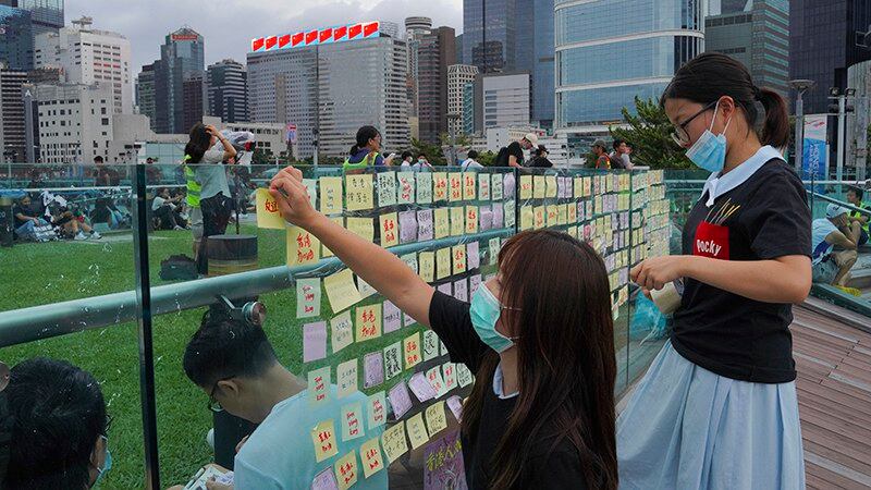 2019年9月3日，香港民众在一堵连侬墙上张贴信息。（美联社）