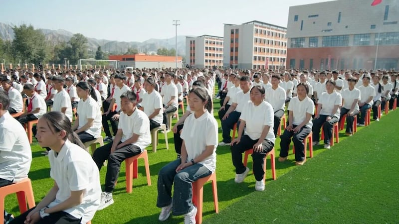གངས་ལྗོངས་རྩྭ་ཐང་བུ་མོའི་སློབ་གྲྭ་འདི་བཞིན་ད་ལོ་སློབ་དུས་གསར་པ་འགོ་བཙུགས་པའི་སྐབས་དེར་རྒྱ་ནག་གཞུང་གིས་སྒོ་བརྒྱབ་ཡོད་འདུག