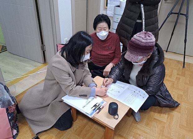 충남 계룡시 치매안심센터가 경로당을 방문 고령 주민들을 대상으로 치매 예방교육과 1:1 면접 방식의 치매 선별검사를 제공하고 있다.