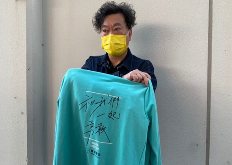 2020年12月2日,前香港眾志義工Uncle Leo,帶同前香港眾志主席林朗彥設計的衣服到場聲援。(劉少風 攝)