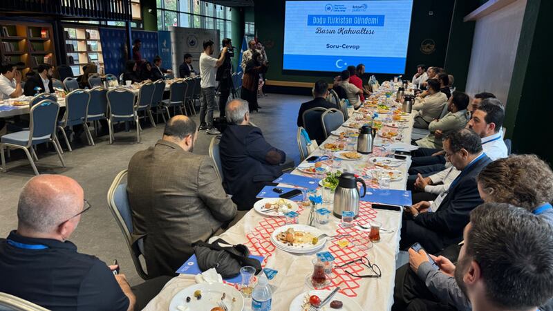 «شەرقىي تۈركىستاننىڭ بۈگۈنكى ۋەزىيىتى» تېمىسىدا ژۇرنالىستلار بىلەن ئۇچرىشىش يىغىنىنىڭ كۆرۈنۈشى. 2024-يىلى 21-سېنتەبىر، ئىستانبۇل