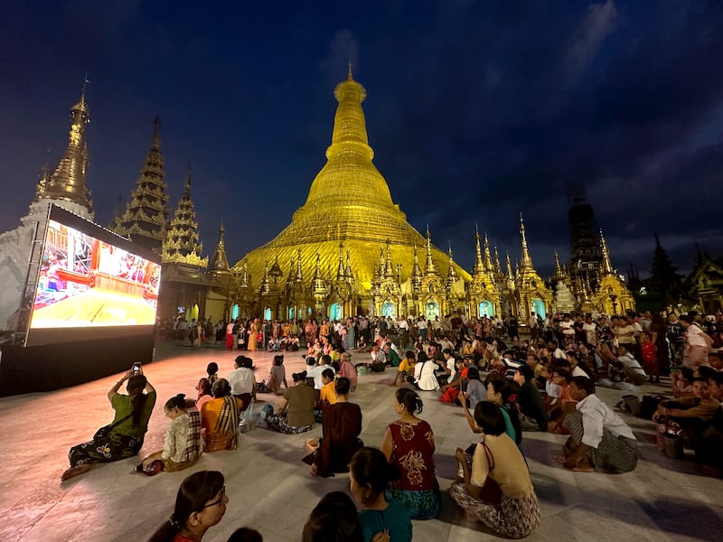 ရန်ကုန်မြို့ ရွှေတိဂုံစေတီတော်တွင် မသိုးသင်္ဃန်းကပ်လှူပူဇော်ပွဲ ကျင်းပနေသည်ကို ၂၀၂၄ ခုနှစ် နိုဝင်ဘာလ ၁၄ ရက်နေ့က တွေ့ရစဉ်။ (Photo: RFA)