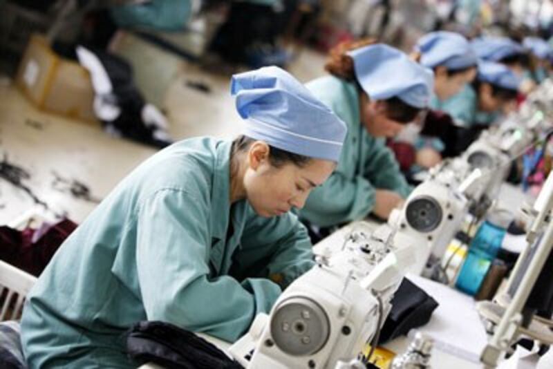 Công nhân Trung Quốc may hàng xuất khẩu qua châu Âu tại một xưởng may ở thành phố Hoài Bắc, tỉnh An Huy phía đông Trung Quốc, ngày 08 tháng 12 năm 2015.
