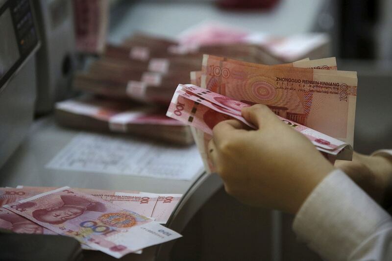 中国工商银行北京分行一名职员清点钞票(路透社)