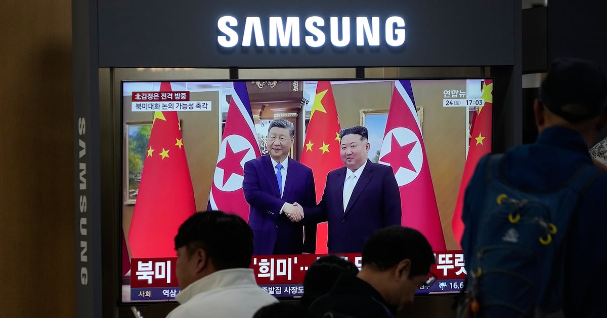金正恩跨新鸭绿江大桥访问中国 死亡谣传平息