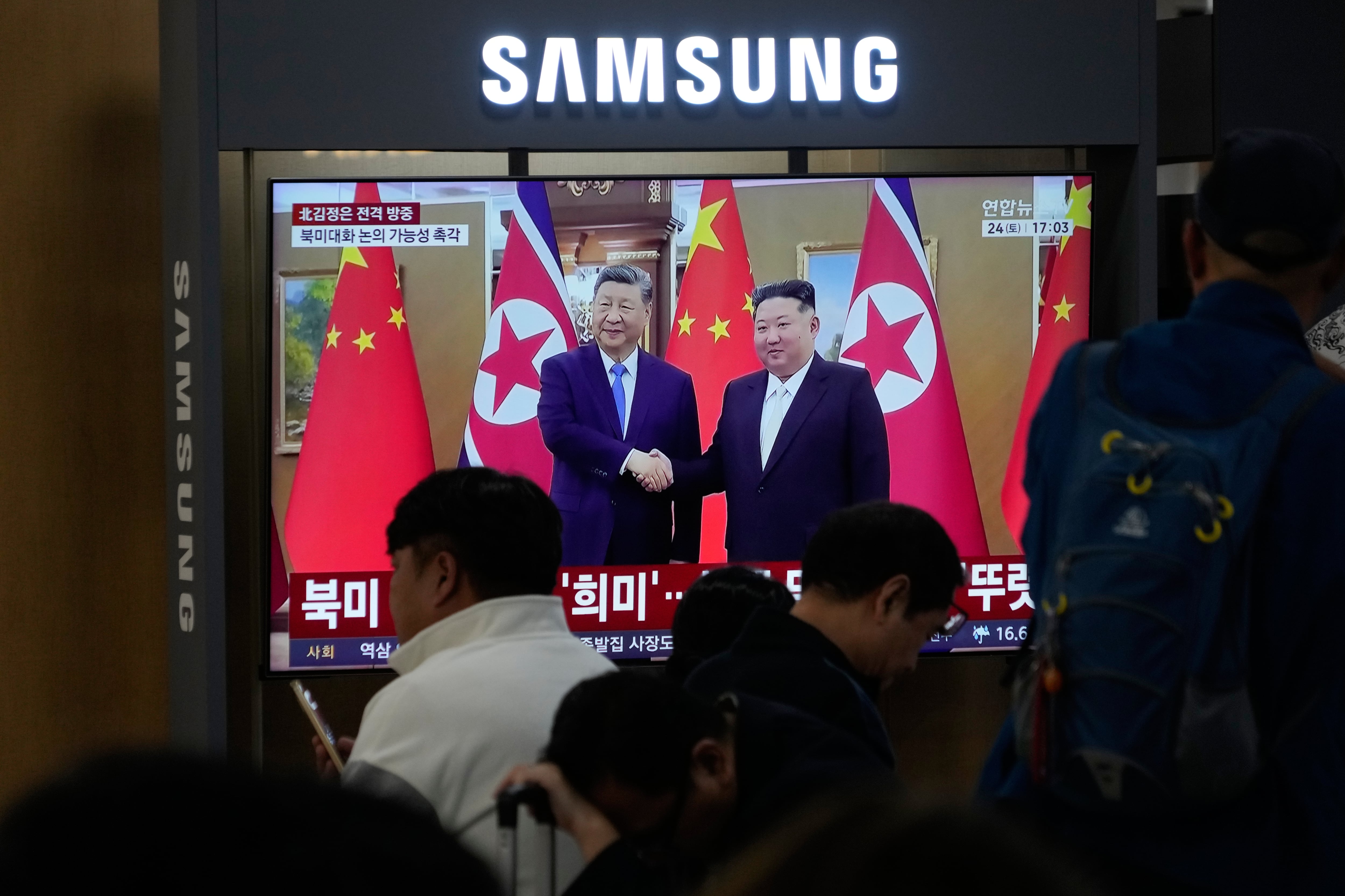 朝鮮領導人金正恩於24日突傳訪問中國,此行是否會與習近平會面,受到關注。圖為首爾車站一臺電視播放中朝兩位元首會面影像的檔案照。