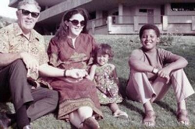 Ann_Dunham_with_father_and_children-250.jpg