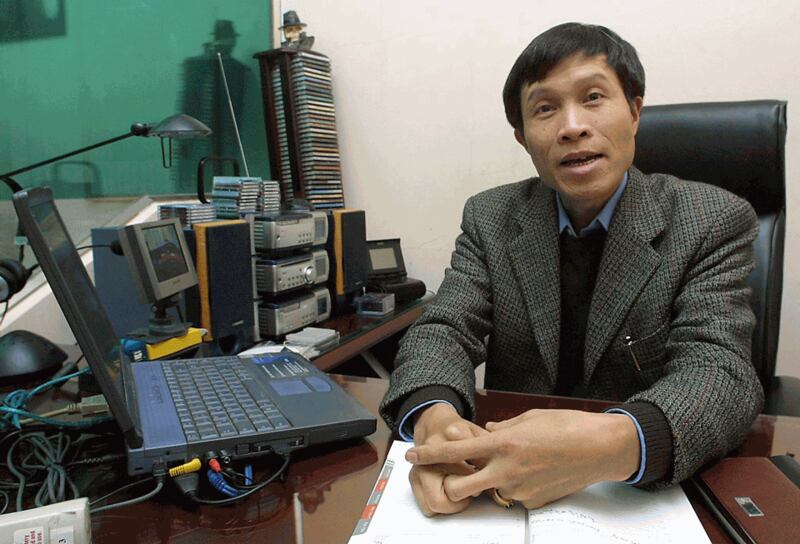 Anh Ba Sàm Nguyễn Hữu Vinh ở văn phòng tại Hà Nội hôm 11/1/2003