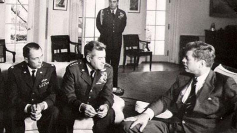 1962年古巴危机，肯尼迪总统（John Kennedy，图右）以威慑逼退苏联撤出古巴。（AP）