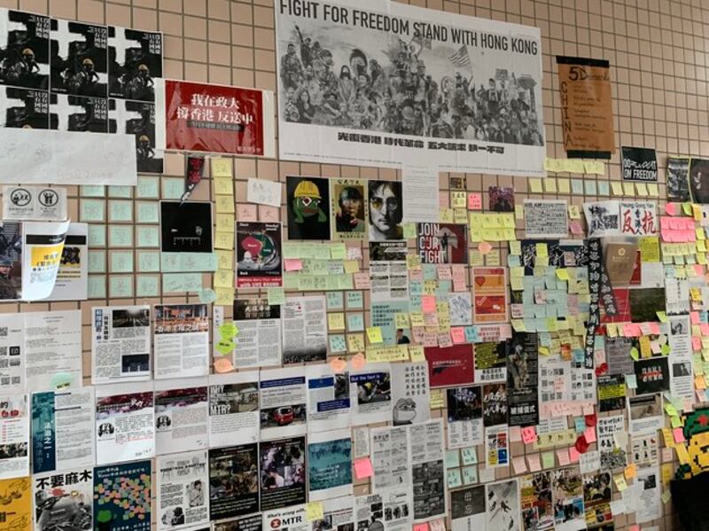 政大连侬墙绝大篇幅声援撑香港、反送中。(记者 黄春梅摄)