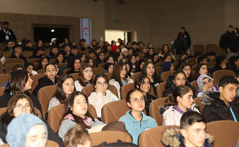 تۈركىيەنىڭ ئارداھان ئۇنىۋېرسىتېتىدا ئۆتكۈزۈلگەن «تارىختىن بۈگۈنگىچە شەرقىي تۈركىستان مەسىلىسى ۋە تۈرك دۇنياسىغا كۆرسىتىدىغان تەسىرى» تېمىسىدىكى يىغىنغا ئىشتىراك قىلغان ئوقۇغۇچىلار. 2024-يىلى 28-نويابىر، تۈركىيە.