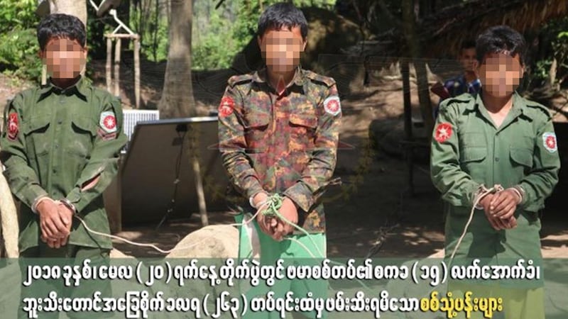 ၂၀၁၈ ခုနှစ်၊ မေလ ၂၀ ရက်နေ့ တိုက်ပွဲတွင် ရက္ခိုင့်တပ်မတော်က ဖမ်းဆီးရမိသော စစ်ကောင်စီတပ်ဖွဲ့ဝင် သုံးဦးအား တွေ့ရစဥ်။ (ဓာတ်ပုံ- ရက္ခိုင့်တပ်မတော် - သတင်းနှင့် ပြန်ကြားရေးဌာန)