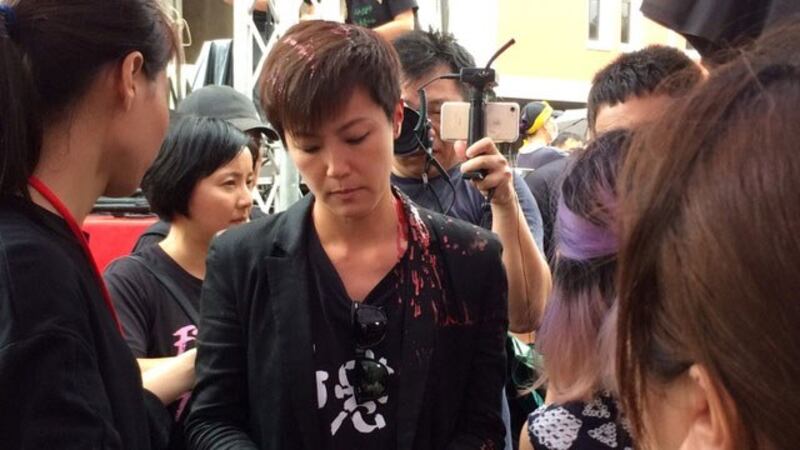 香港歌手何韵诗在台北撑香港游行遭泼漆。（公民记者朱之文提供）