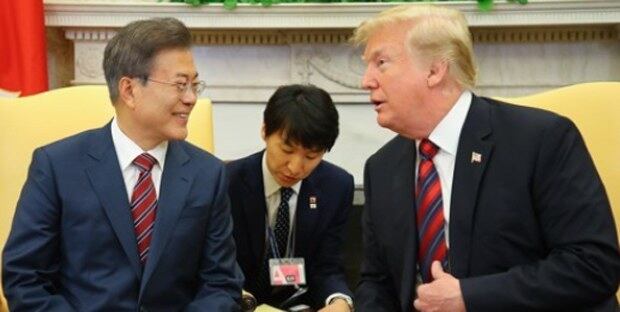 문재인 대통령과 도널드 트럼프 대통령이 다음 달 10일 워싱턴에서 회담한다고 청와대가 29일 오전 발표했다. 사진은 2018년 5월 22일 백악관에서 열린 정상회담에서 만난 한ㆍ미 정상.