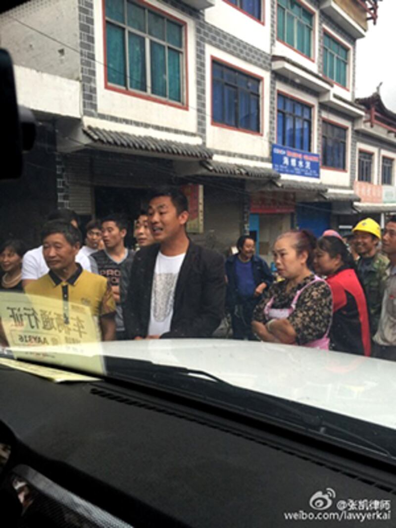 2015年6月19日，十名律師在貴州辦案時被圍攻。 (來自張凱律師微博)