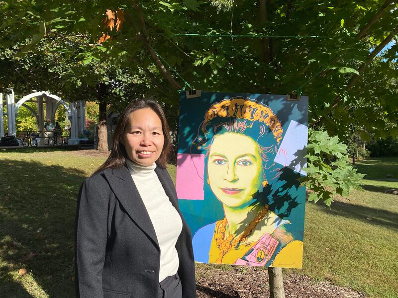 主辦團體多倫多香港人行動組李肖君表示,英女皇對香港人有象徵意義,希望在加拿大官方途徑以外,讓香港移民有多個機會表達對女皇的追憶。(胡彗藍 攝)