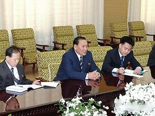 북한 김영대 최고인민회의 상임위원회 부위원장이 지난달 20일 만수대의사당에서 중국의 6자회담 수석대표인 우다웨이 한반도사무특별대표와 환담하고 있다.
