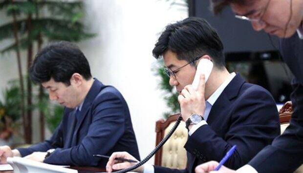 남북 정상 간 '핫라인'(Hot Line·직통전화)이 20일 청와대에 설치돼 송인배 청와대1부속실장이 북한 국무위 담당자와 시험통화하고 있다. 이날 시험통화는 오후 3시 41분부터 4분 19초간 이뤄졌다. 왼쪽은 정상회담준비위 종합상황실장인 윤건영 청와대 국정상황실장. 