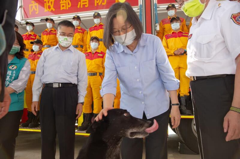 蔡英文在九二一地震二十二周年前夕视察防救灾中心。（蔡英文脸书）