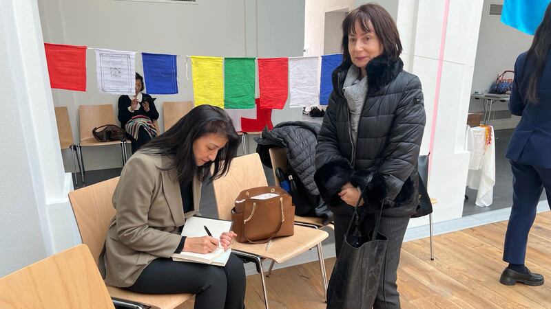 لۇگانو شەھىرىدە ئۆتكۈزۈلگەن «خىتايغا كەسكىن نەزەر» تېمىسىدىكى بىر ھەپتىلىك بىرلەشمە پائالىيىتىگە قاتناشقۇچى بىر خانىم لاگېر شاھىتى گۈلباھار خاتىۋاجى خانىمنىڭ ئىمزاسىنى ئالماقتا. 2024-يىلى 23-فېۋرال، شىۋېتسارىيە.