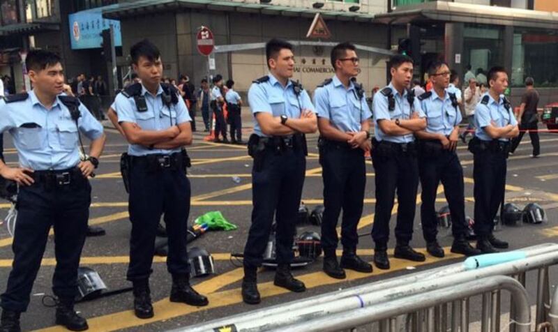 2014年10月20日中午，旺角佔領區示威者人數減少，在場戒備的警員人數亦較少，並卸下防暴裝備。（粵語部記者林靜攝）