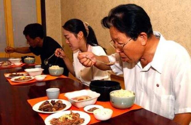 평양 통일거리 평양단고기집을 찾아 여름 보양식을 즐기고 있다.