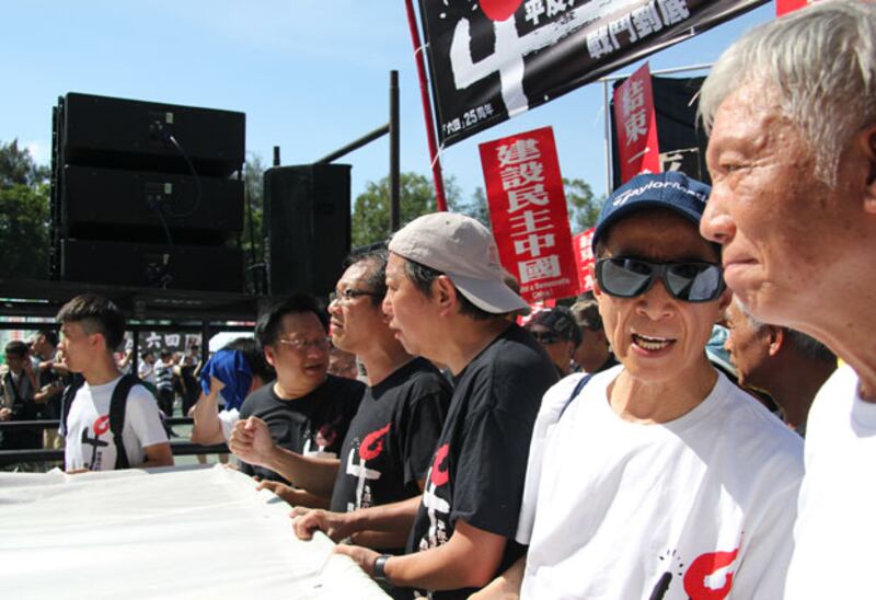 民主黨創黨主席李柱銘（右二） 參加六四25週年紀念活動 。（粵語組記者文宇晴攝）