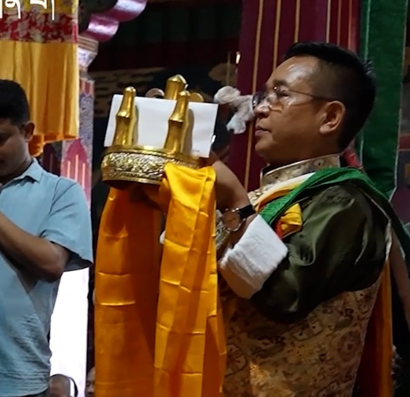 བཞུགས་ཁྲིར་མཎྜལ་རྟེན་གསུམ་འདེགས་འབུལ་ཞུ་བཞིན་པ། ༢༠༢༦།༦།༡༦